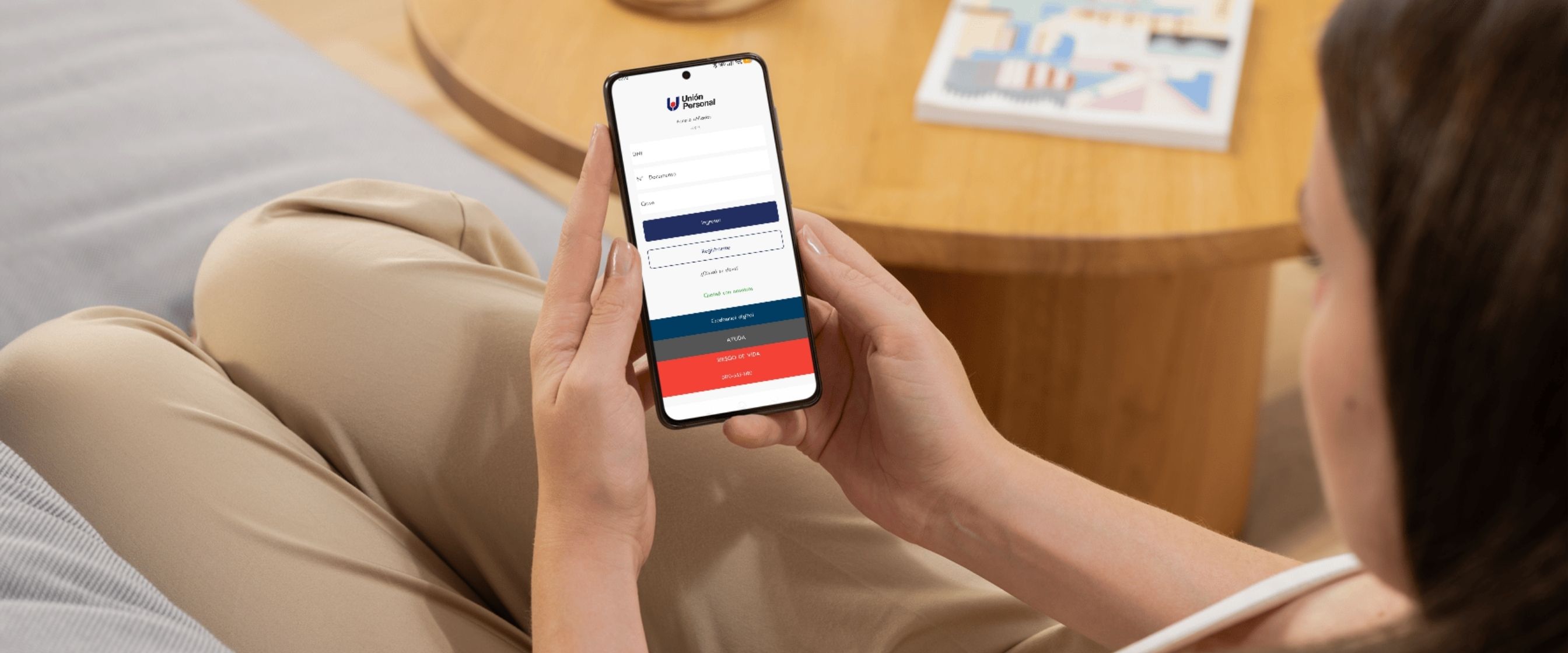 Una afiliada utiliza la aplicación de Unión Personal desde su celular
